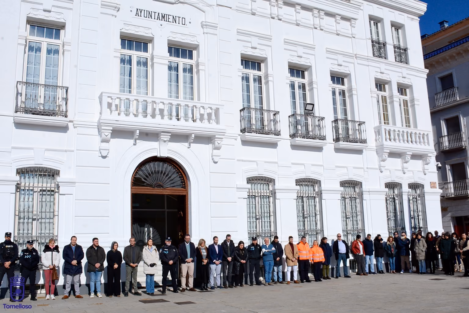 Minuto de silencio a las puertas del Ayuntamiento por el accidente ferroviario de Adamur (Córdoba)
