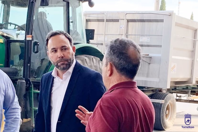 Javier Navarro en visita a cooperativa hablando con un agricultor