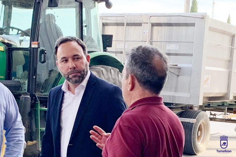 Javier Navarro en visita a cooperativa hablando con un agricultor