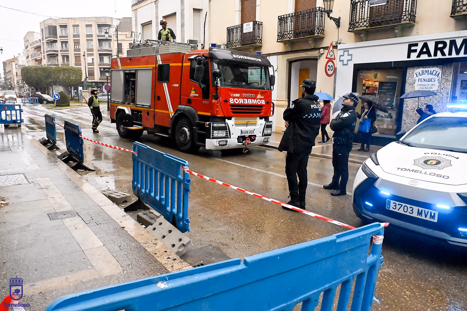 Policía Local y Bomberos SCIS durante una intertvención en la calle Don Víctor.