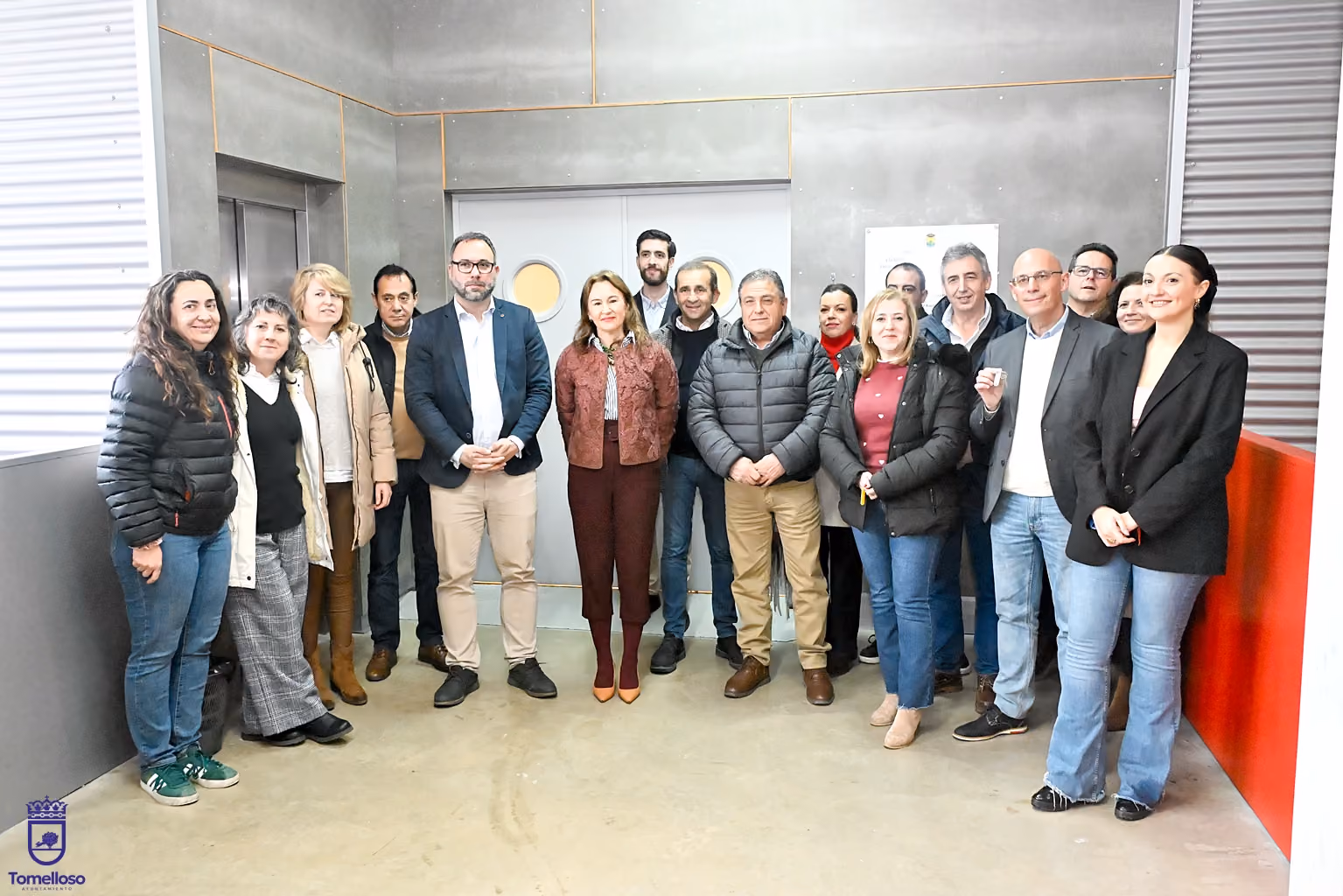 Foto de familia de entrega de llaves de la pista de conductores a las autoescuelas