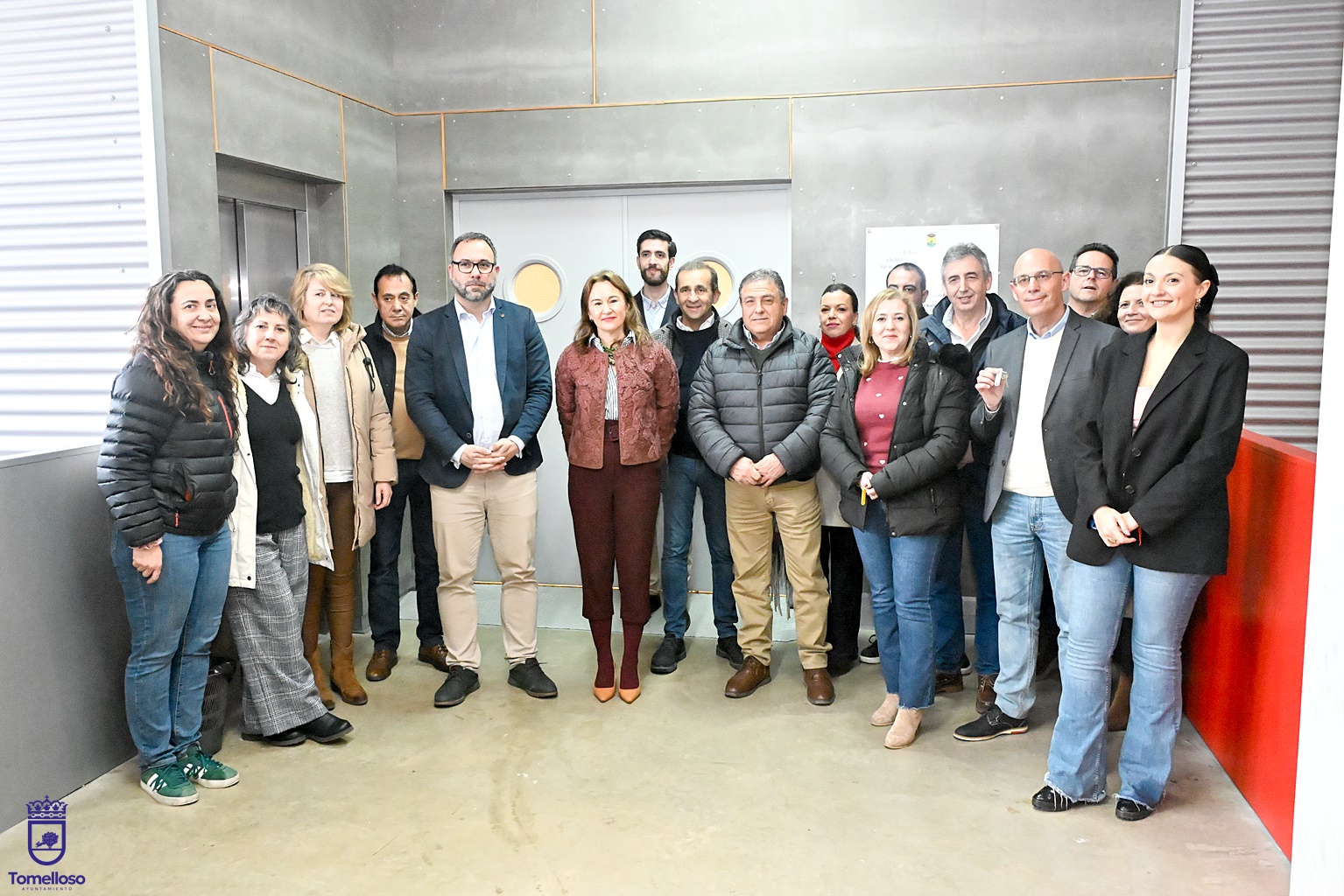 Foto de familia de entrega de llaves de la pista de conductores a las autoescuelas