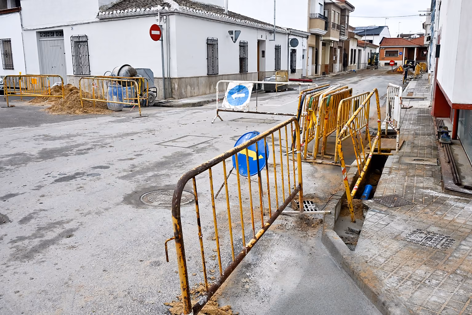 Obras mejora de redes de abastecimiento de agua en calle Alcántara