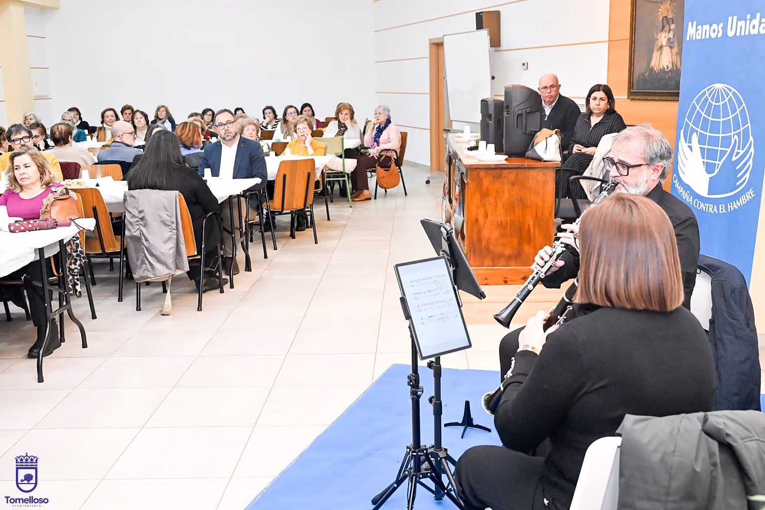 Agustín Pradillos y Carmen Toledo amenzaron con su música este acto de Manos Unidas