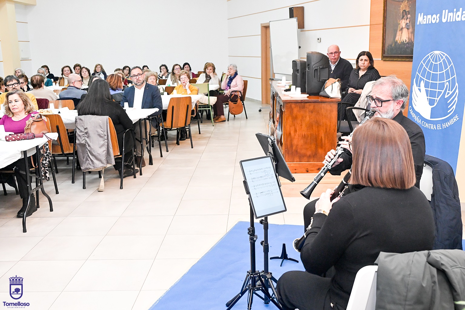 Agustín Pradillos y Carmen Toledo amenzaron con su música este acto de Manos Unidas