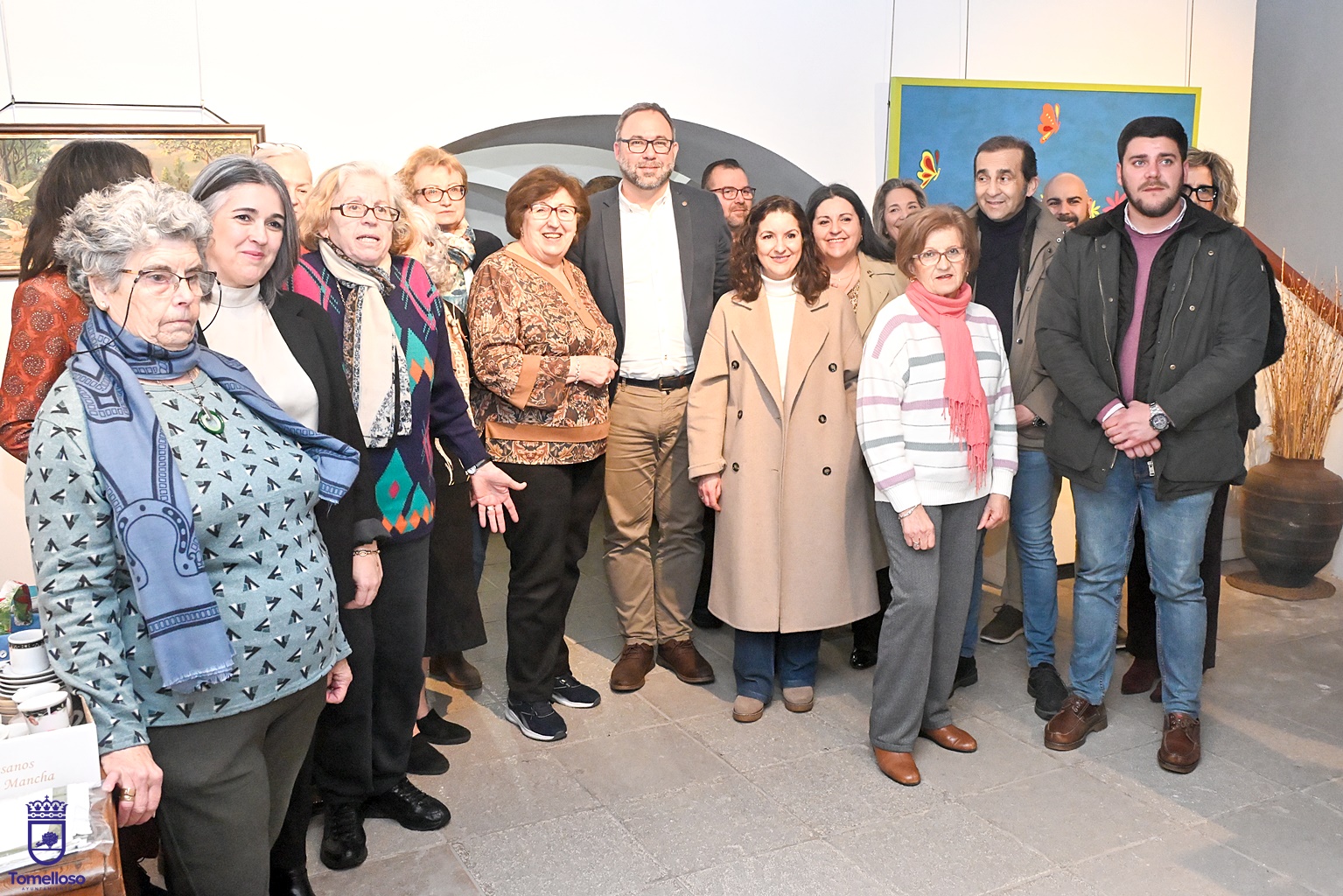 Voluntarias y autoridades durante la inauguración del rastrillo.