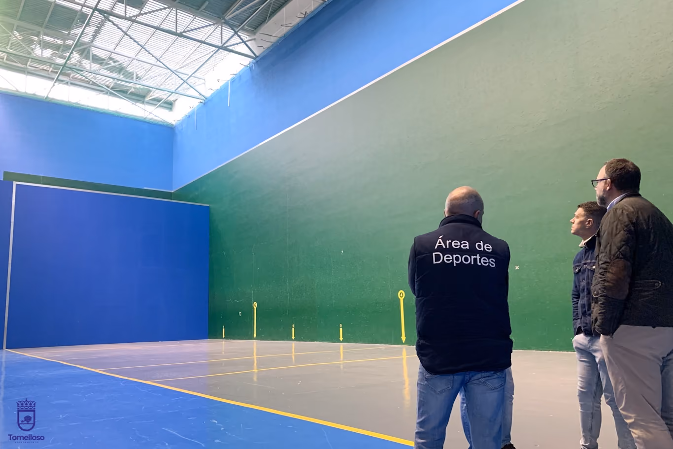 El alcalde visita pabellón de Ciudad Deportiva para ver desperfectos en la cubierta por los fuertes vientos