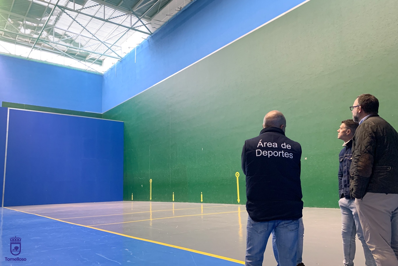 El alcalde visita pabellón de Ciudad Deportiva para ver desperfectos en la cubierta por los fuertes vientos