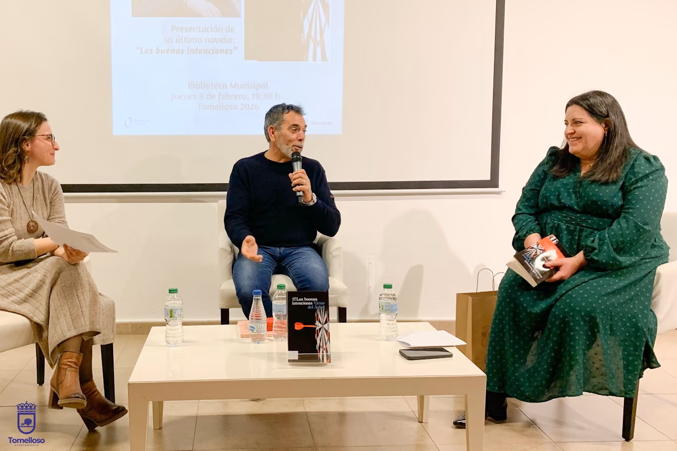 Encuentro literario Víctor del Árbol