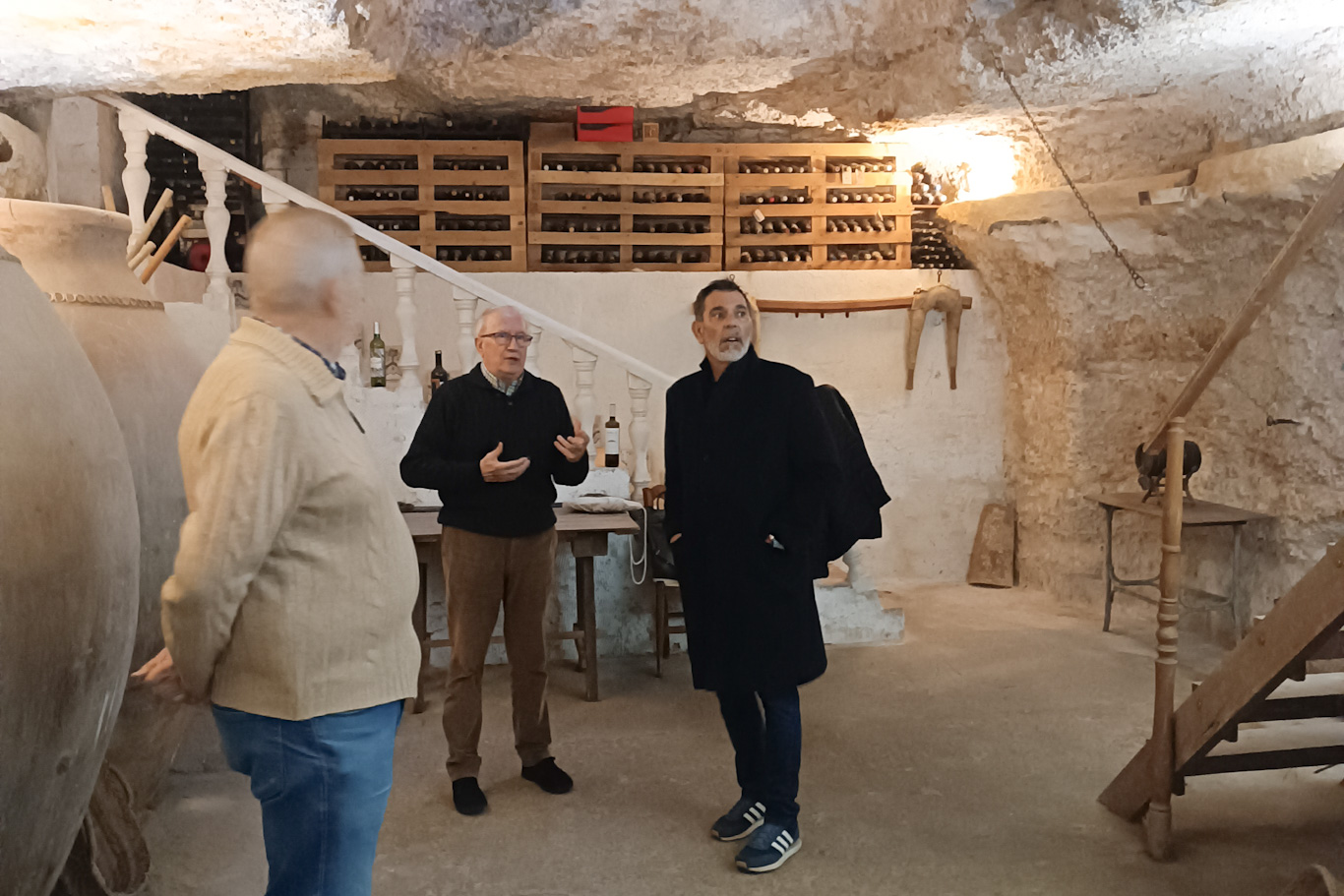 El escritor Víctor del Árbol Del Árbol subraya, “en la cuna de Plinio”, el sentido de la justicia que inspira sus novelas 2 6985f64a4218661d2ed34a37 victor%20arbol%20cueva%203 edited