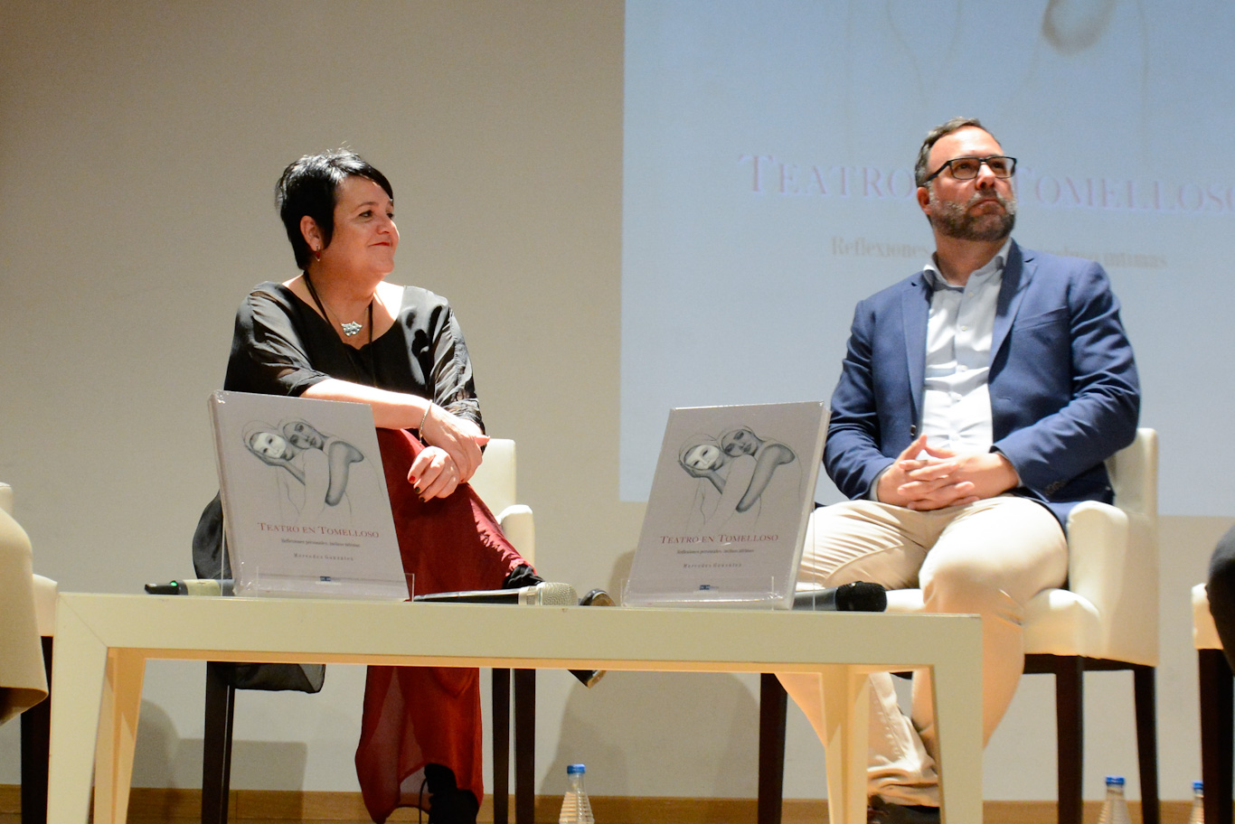 Javier Navarro y Mercedes González durante la presentación del libro "El Teatro en Tomelloso"