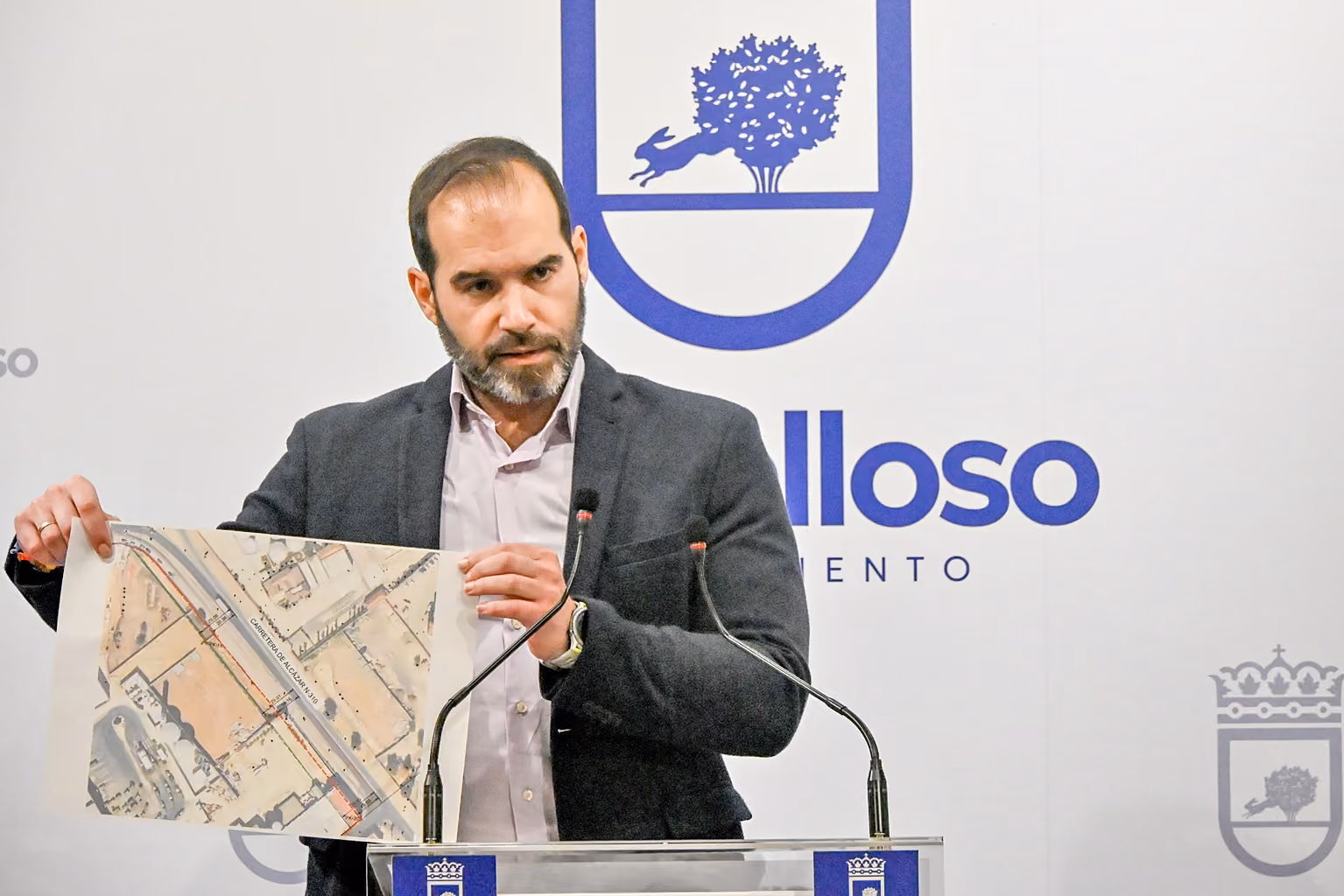 Benjamin de Sebastián muestra el plano de la modificación publicada en el BOE