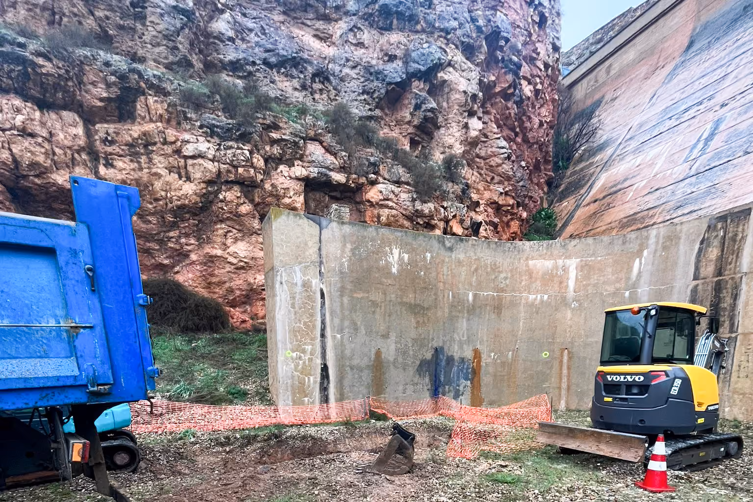 Maquinaria de obra en la zona de la base de la presa