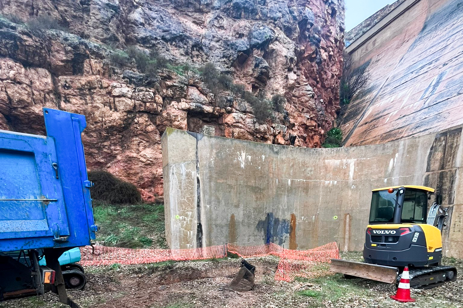 Maquinaria de obra en la zona de la base de la presa
