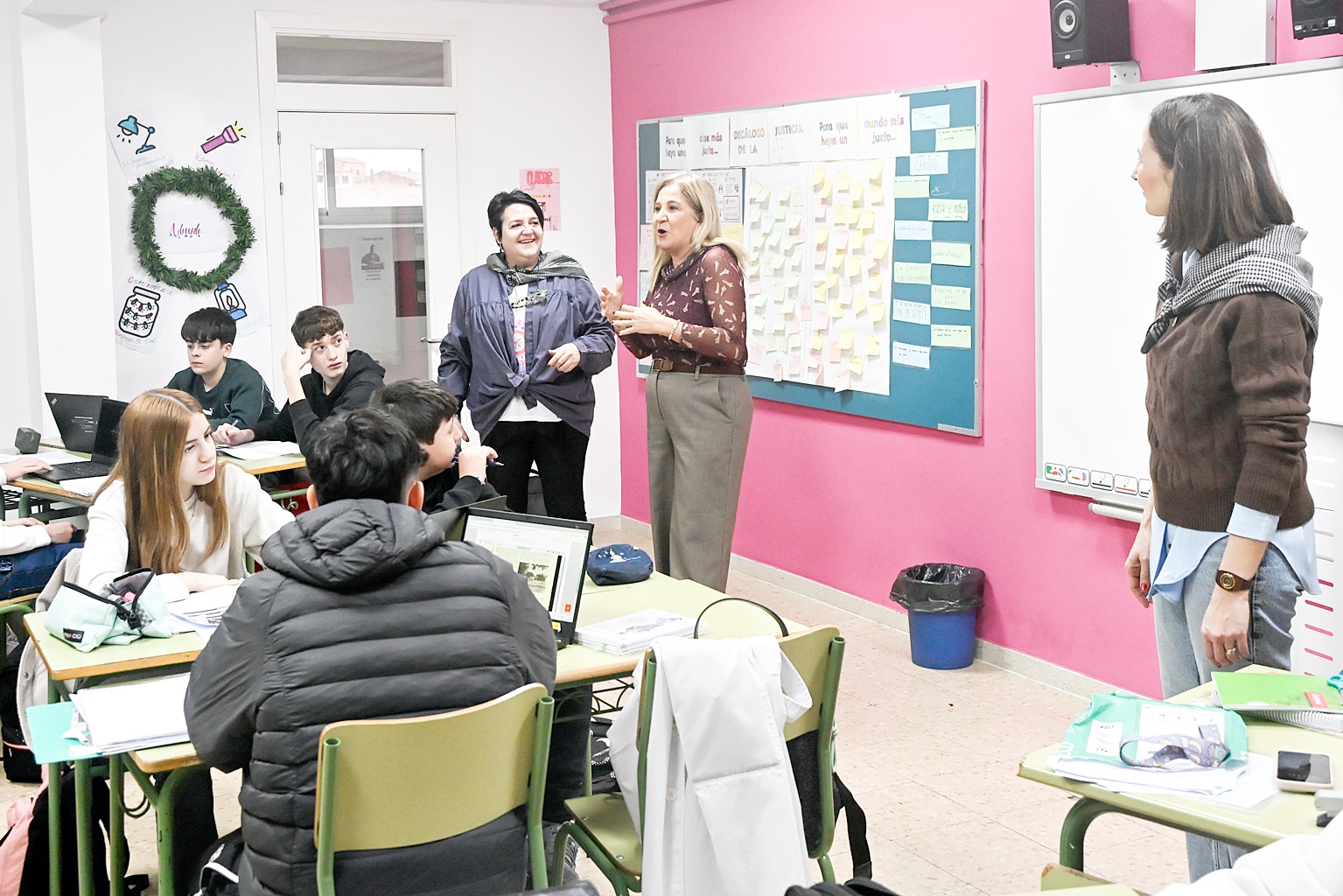 Eolísa Perales, en el centro, saludando a uno de los grupos participantes en este interesnate programa de comprensión