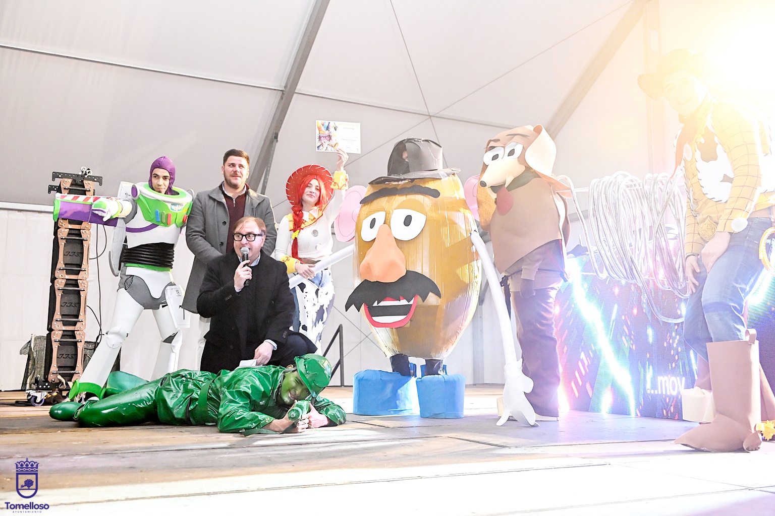 Entrega del premio al mejor grupo, Toy Story, con el concejal de Festejos, Manuel Marquina y el presentador del acto, Pepe Sánchez. 