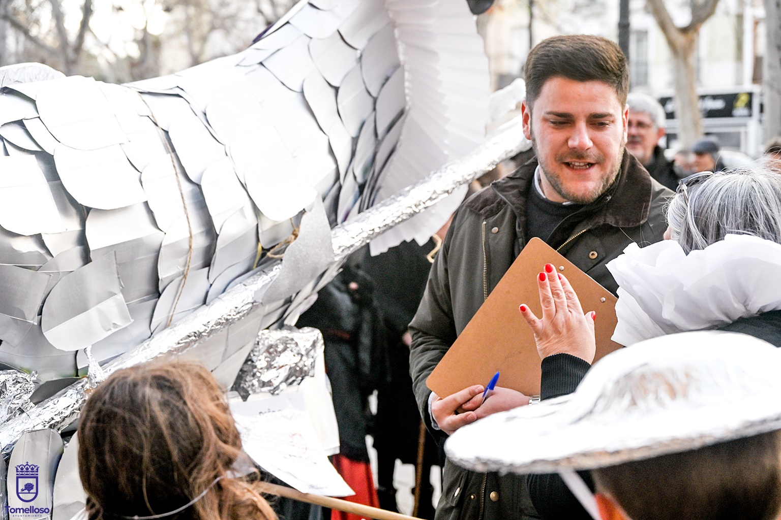 El cocnejal de Festejos, Manuel Marquina, con una de las peñas presentadas al concurso.