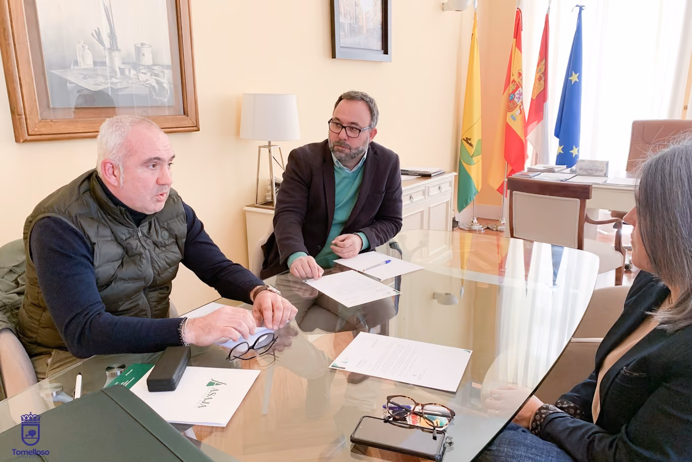 Javier Navarro, Elena Villahermosa y Emilio Cepeda durante la reunión