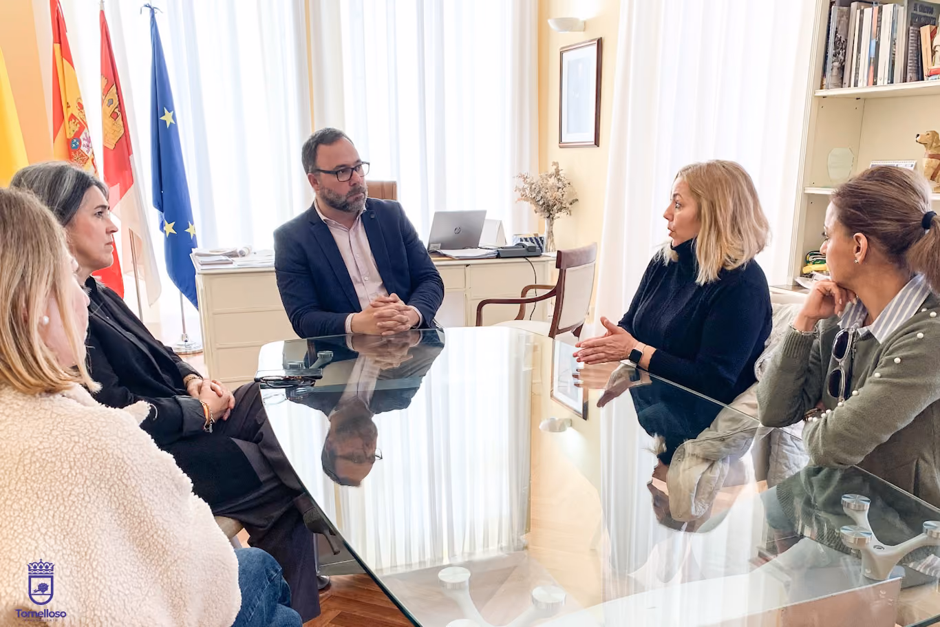 El alcalde, la concejala de Servicios Sociales y las representantes de Nadie es tan Feliz durante la reunión