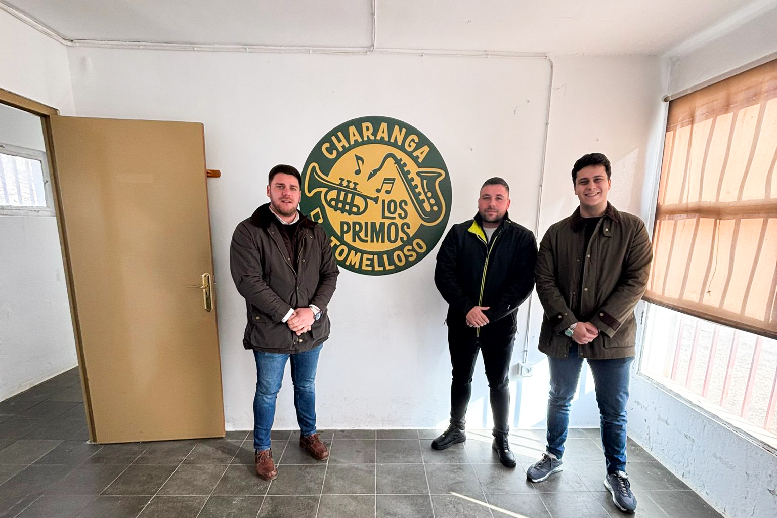 A la izquierda, el concejal de Festejos Manuel Marquina, con los responsables de la charanga en la nueva sede.