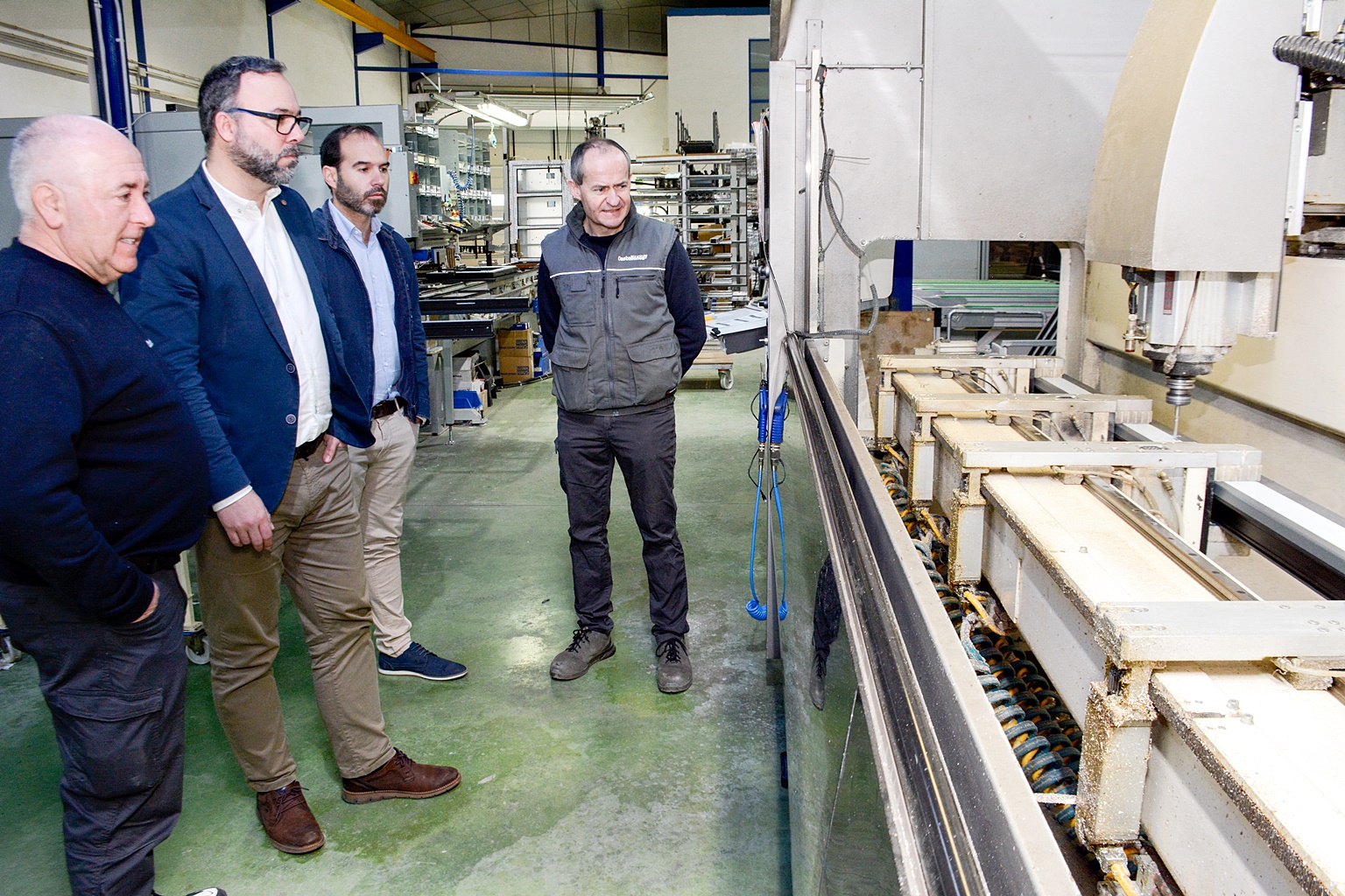 Los hermanos Castellanos, mostrando una parte del proceso de fabricación de sus productos