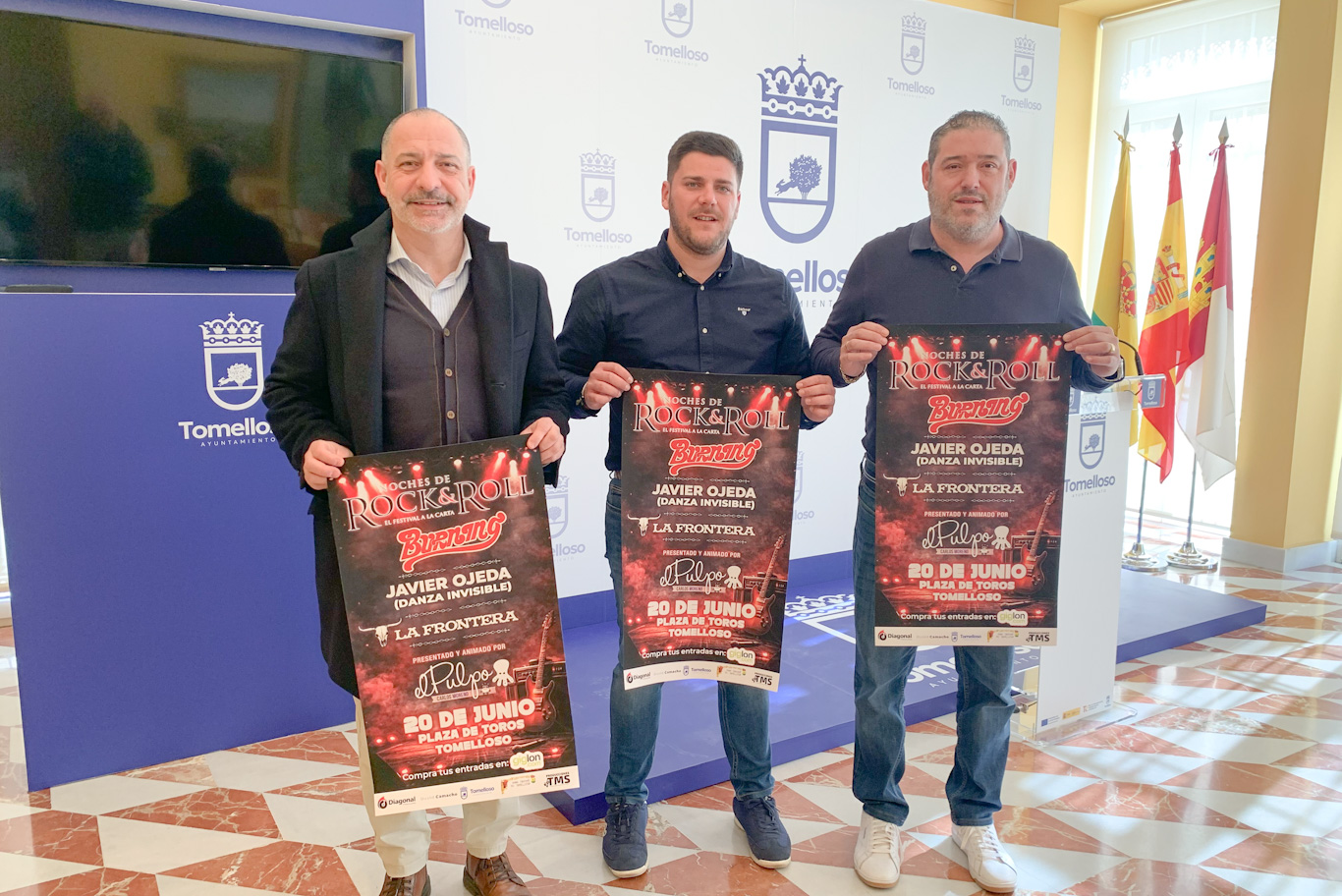 El concejal, con representantes de la Peña Taurina mostrando los carteles del evento