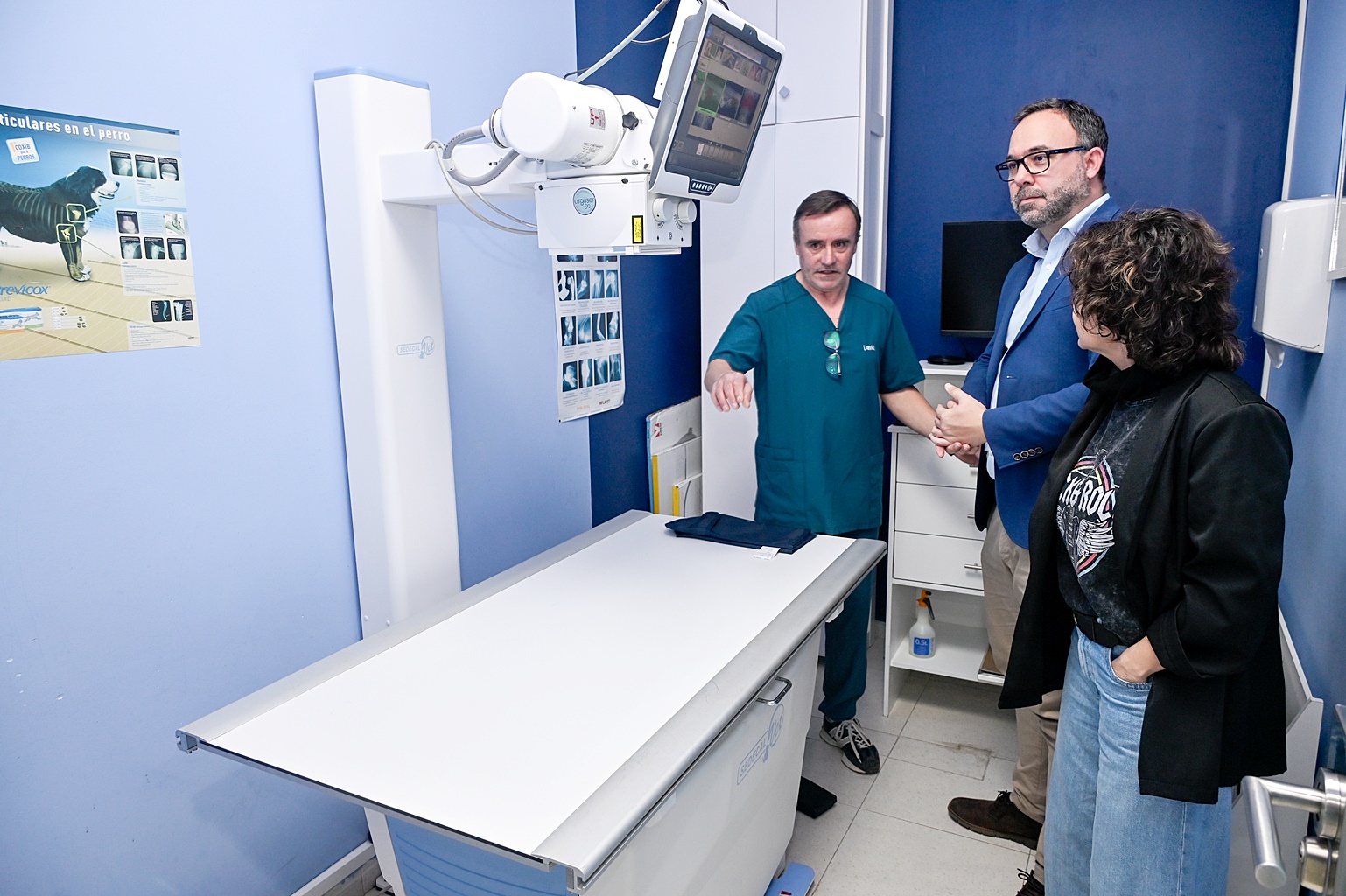 David Martín, con Javier Navarro y Carmen López en la sala de rayos