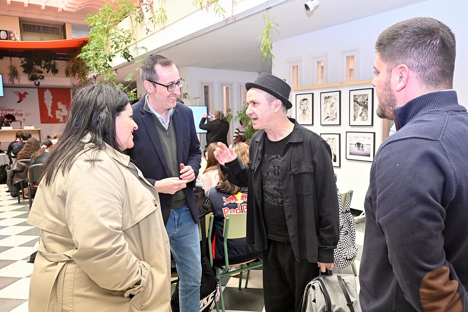 Los concejales, intercambiando impresiones con Isidro Ferrer, antes de la inauguración de las jornadas