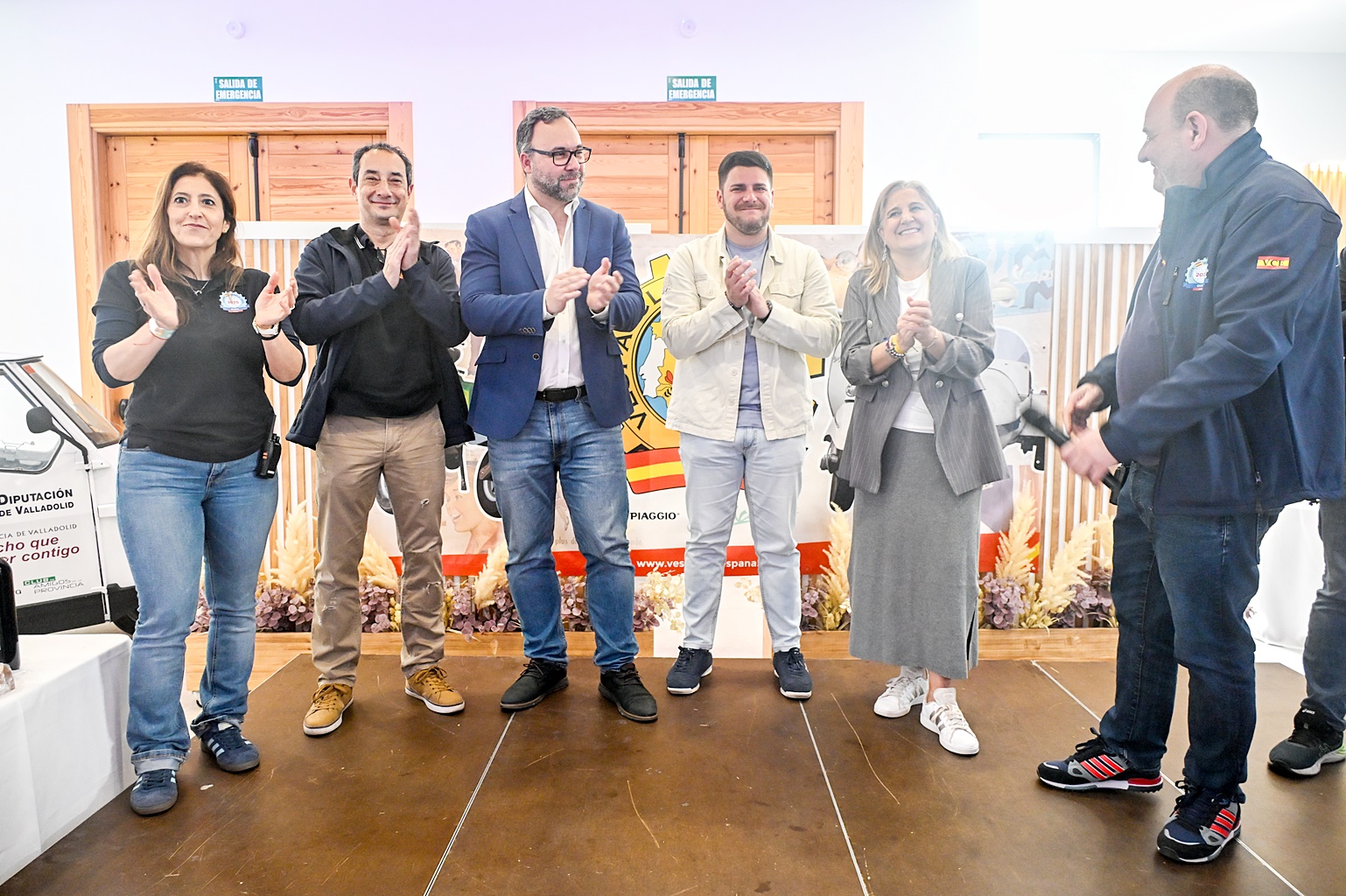 El alcalde, en el centro, participó en la entrega de recuerdos a los clubes participantes.