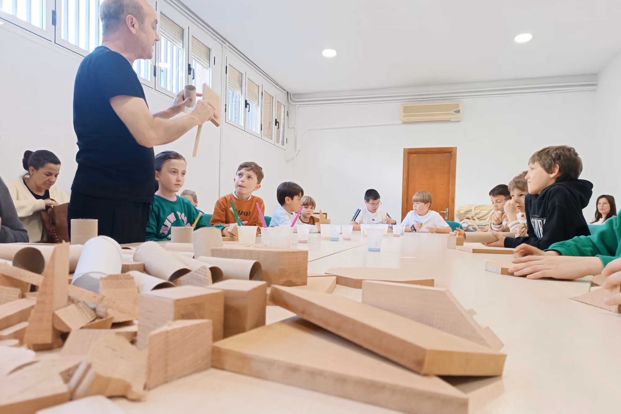 Isidro Ferrer, durante el taller organizado por la Biblioteca Municipal