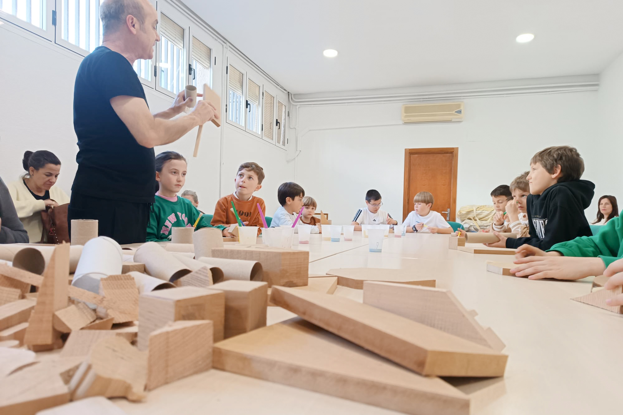Isidro Ferrer, durante el taller organizado por la Biblioteca Municipal