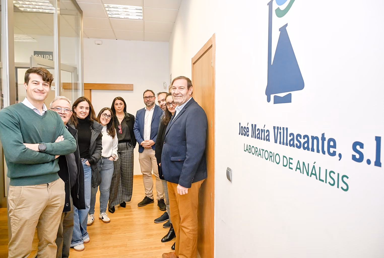El alcalde y los concejales posan con trabajadores y responsables de la empresa