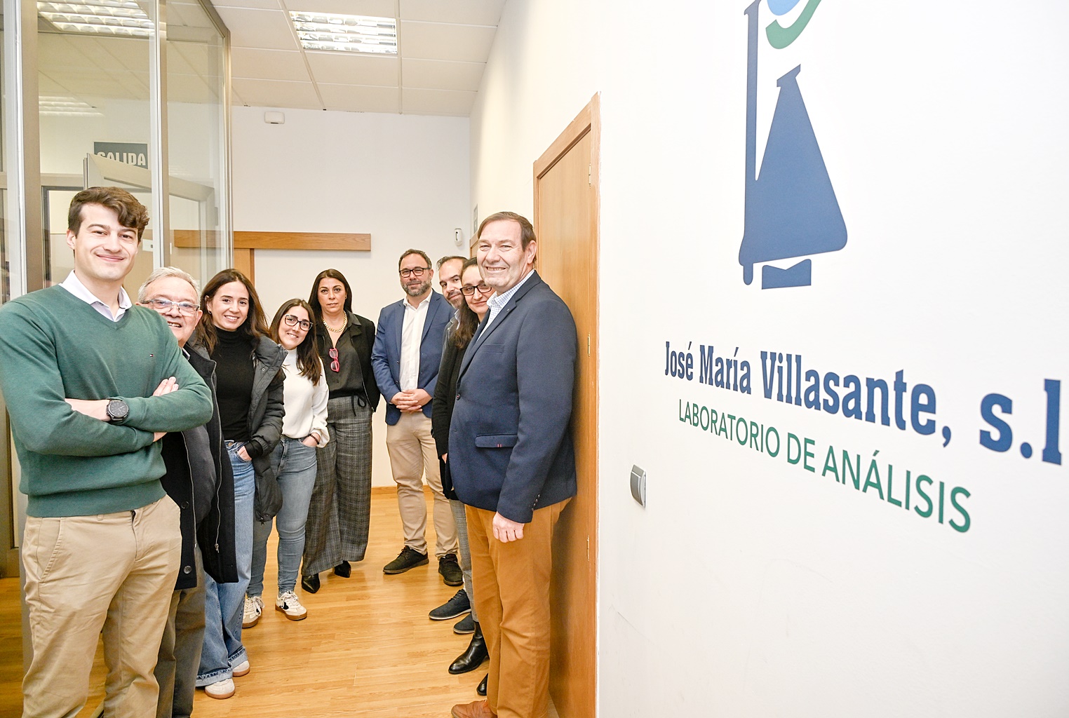 El alcalde y los concejales posan con trabajadores y responsables de la empresa