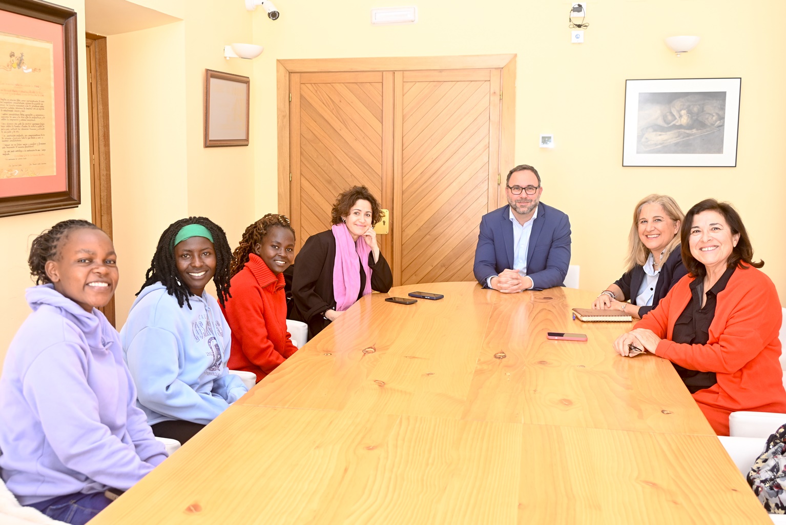 Reunión celebrada en el Ayuntamiento con el alcalde Javier Navarro y las concejalas Eloísa Perales y Carmen López