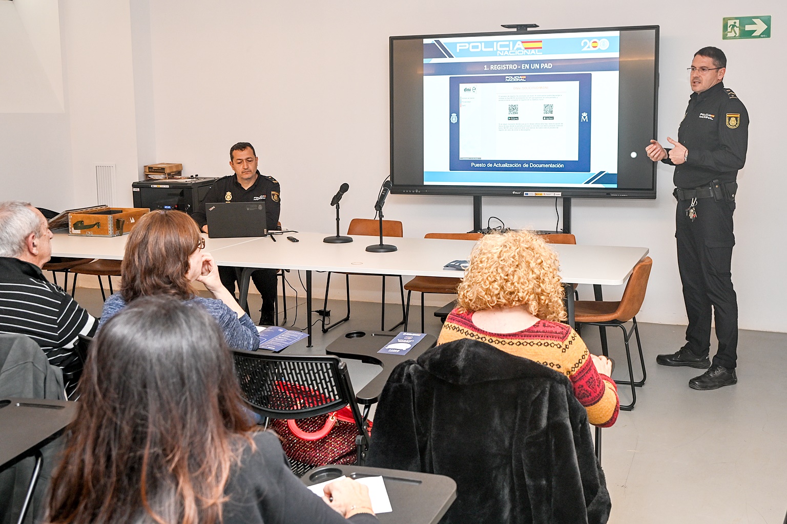 Agentes de la Policía Nacional durante la charla