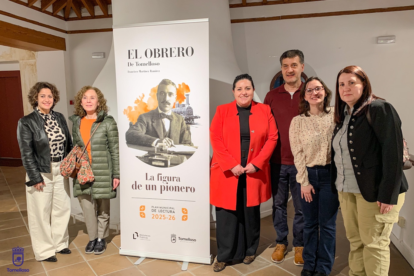 Foto de familia inauguración de la exposición “El Obrero de Tomelloso: la figura de un pionero”.