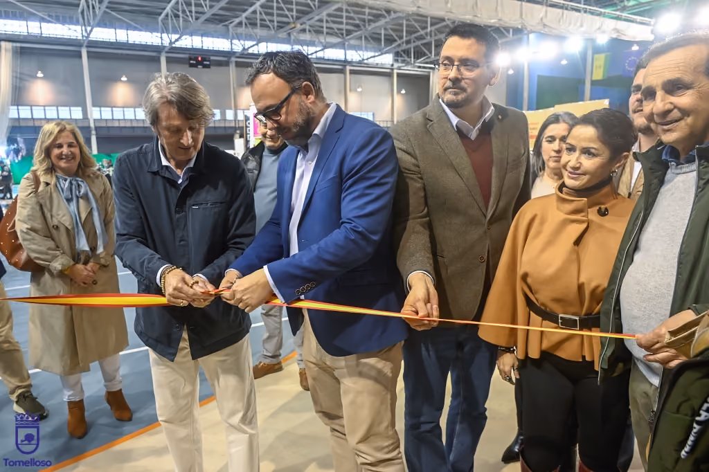 Corte de cinta inaugural de la feria
