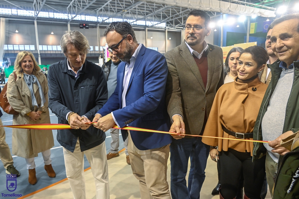 Corte de cinta inaugural de la feria