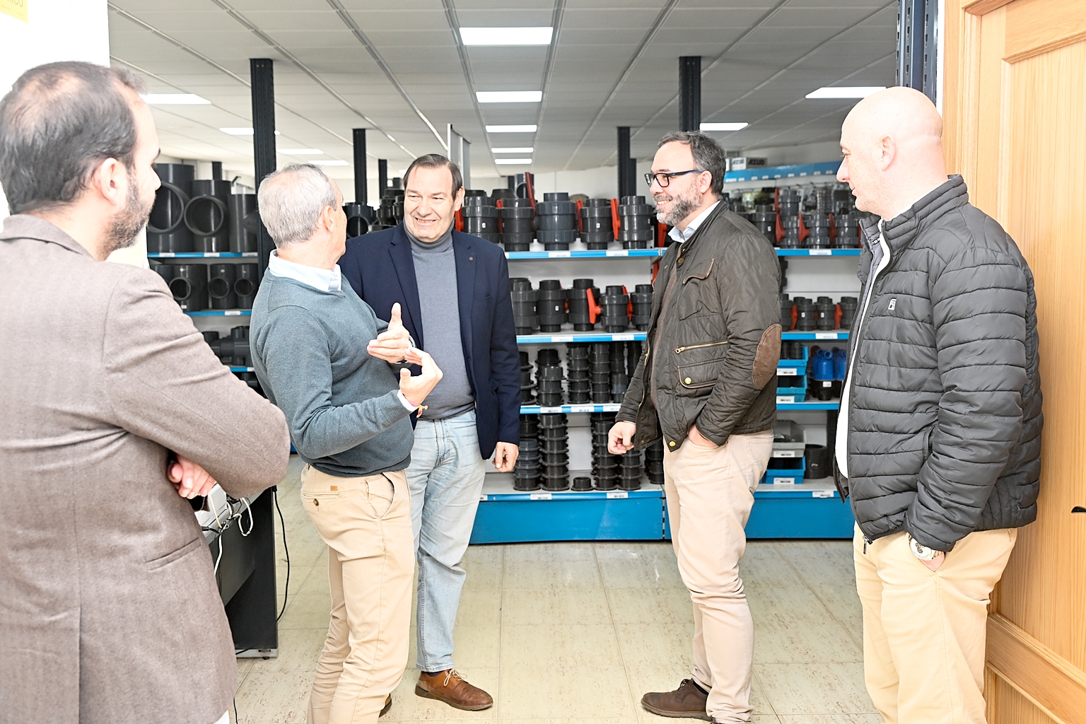 Los concejales en la tienda que la empresa tiene de venta productos y atención al público muy próxima a la rotonda de la cooperativa Virgen de las Viñas.