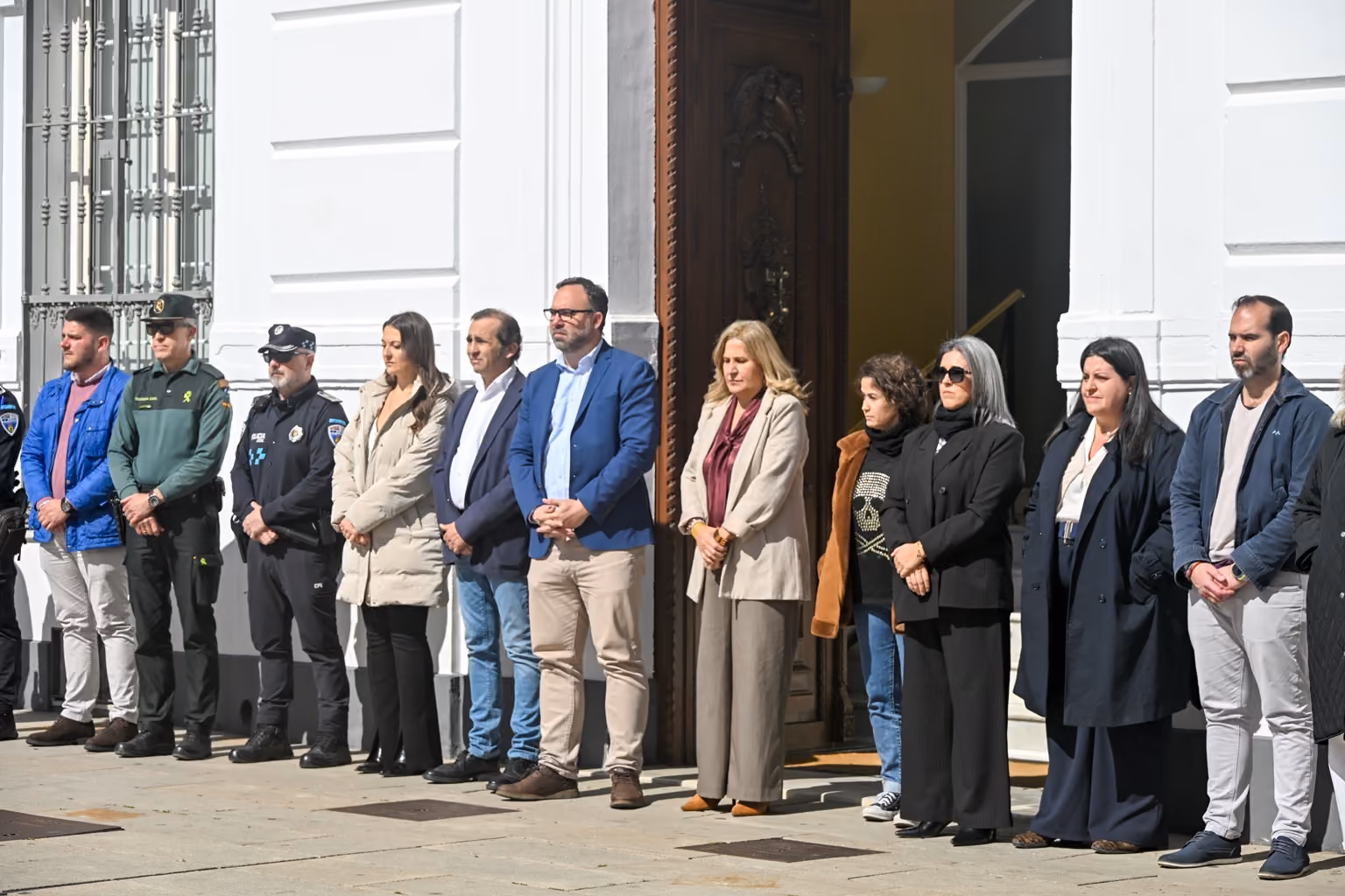 El alcalde y concejales durante el minuto de silencio que ha tenido lugar en la plaza de España