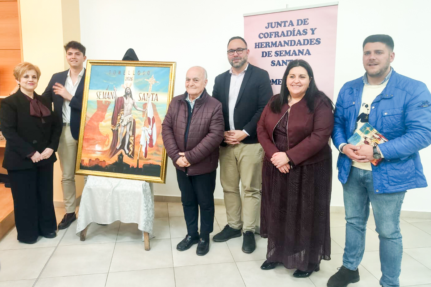 Acto de presentación del cartel y programa de la Semana Santa de Tomelloso. En el centro, el Hermano de Honor, Andrés Díaz y el alcalde Javier Navarro.