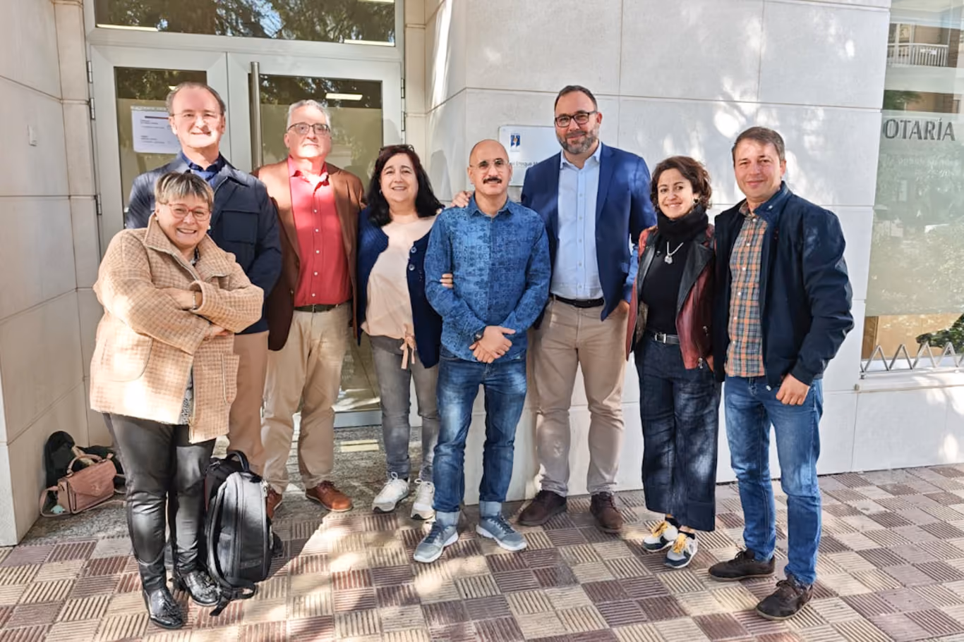 Foto de familia tras la firma de cesión de espacios comunes de barrio San Juan al Ayuntamiento