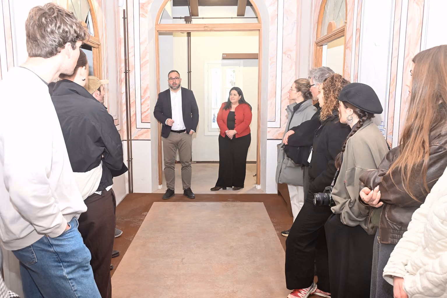 Javier Navarro e Inés Losa, durante la recpeción a los alumnos y profesores suizos en la Casa de las Artes y las Letras.