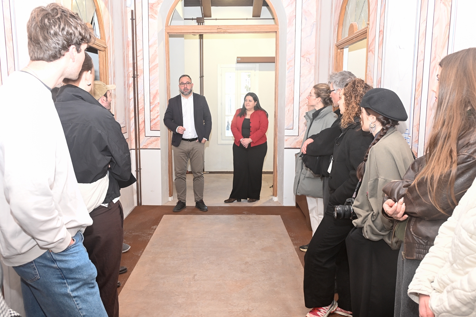 Javier Navarro e Inés Losa, durante la recpeción a los alumnos y profesores suizos en la Casa del Gallego.