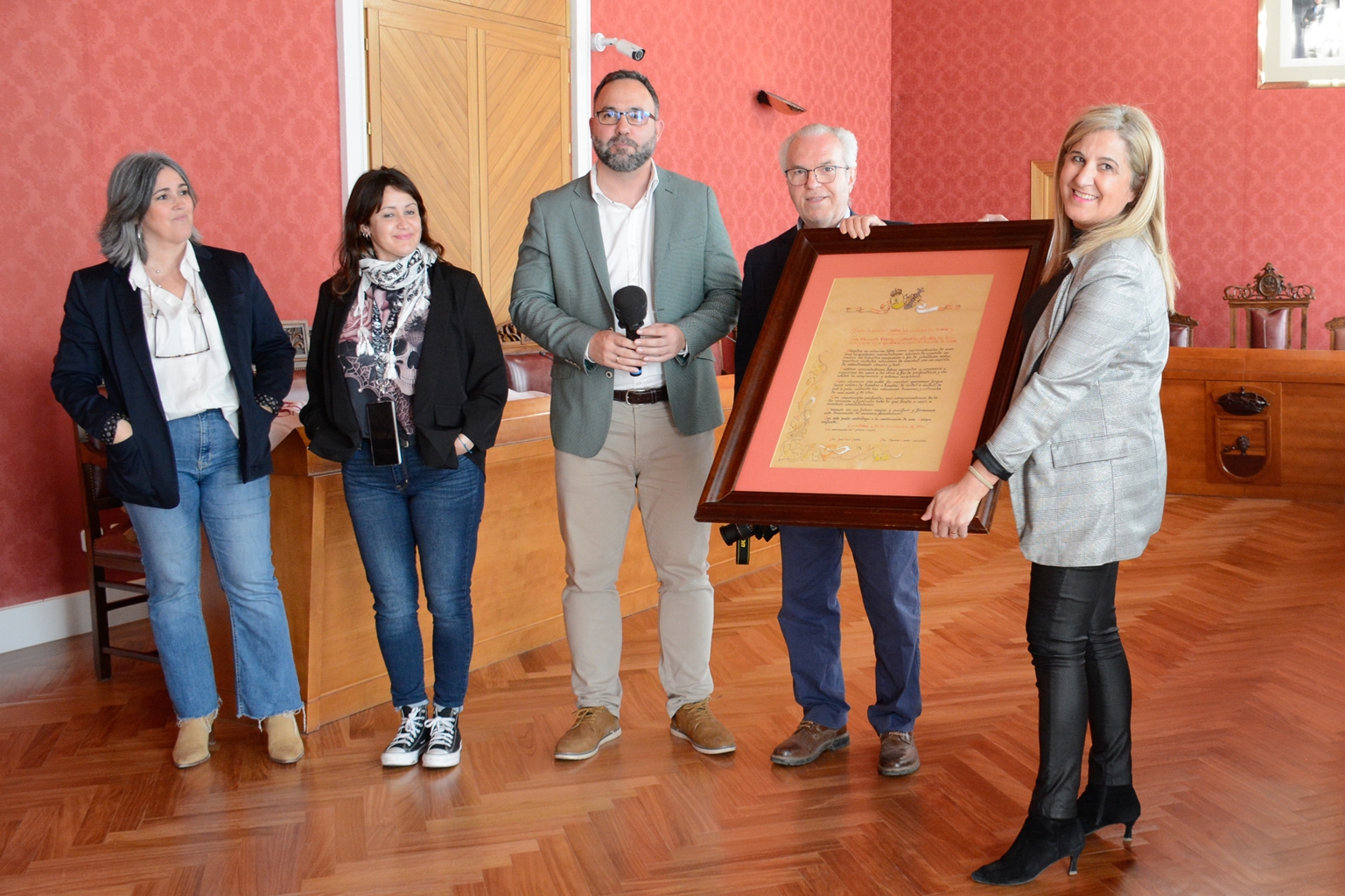 José Márquez y Eloísa Perales con el Pacto de Hermanamiento entre ambas ciudades en una recepción anterior