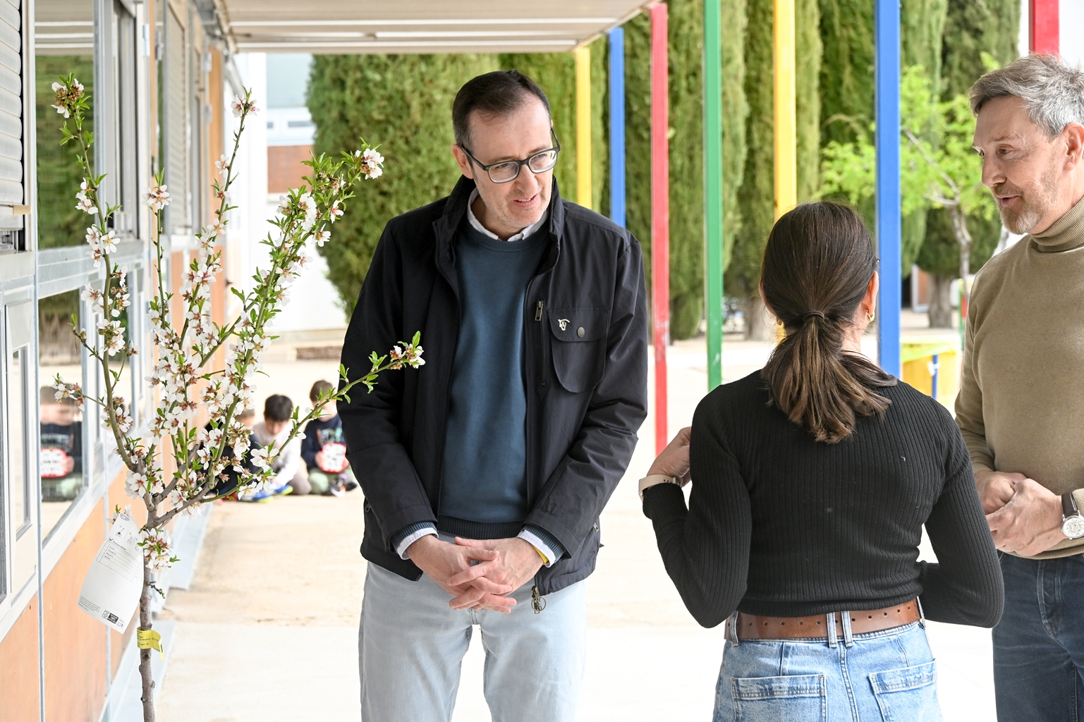 Antonio Calvo entregando el almendro en el CEIP Félix Grande