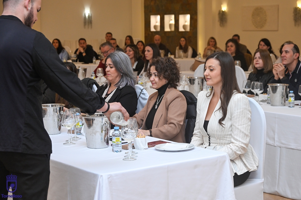 Elena Villahermosa, Carmen López y Rocío Valentín durante la cata de uno de los vinos incluidos en este II Brindemos