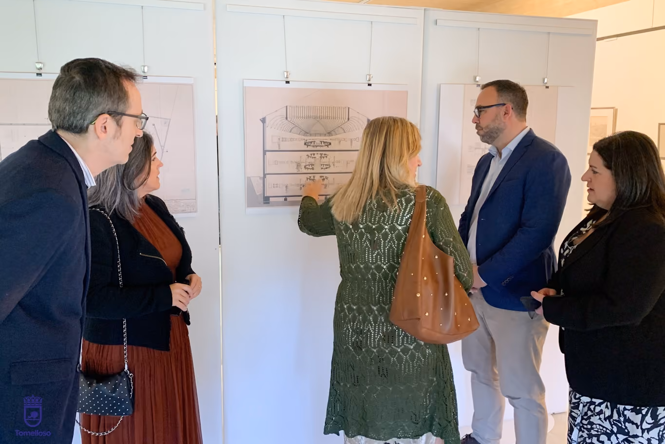 El alcalde durante la visita a la exposición de Higueras junto con la concejala de Cultura, Inés Losa y otros del equipo de gobierno