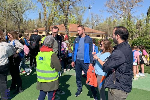 Marcha 7000 pasos por una vida saludable del CEIP José María del Moral a su llegada a la Ciudad Deportiva