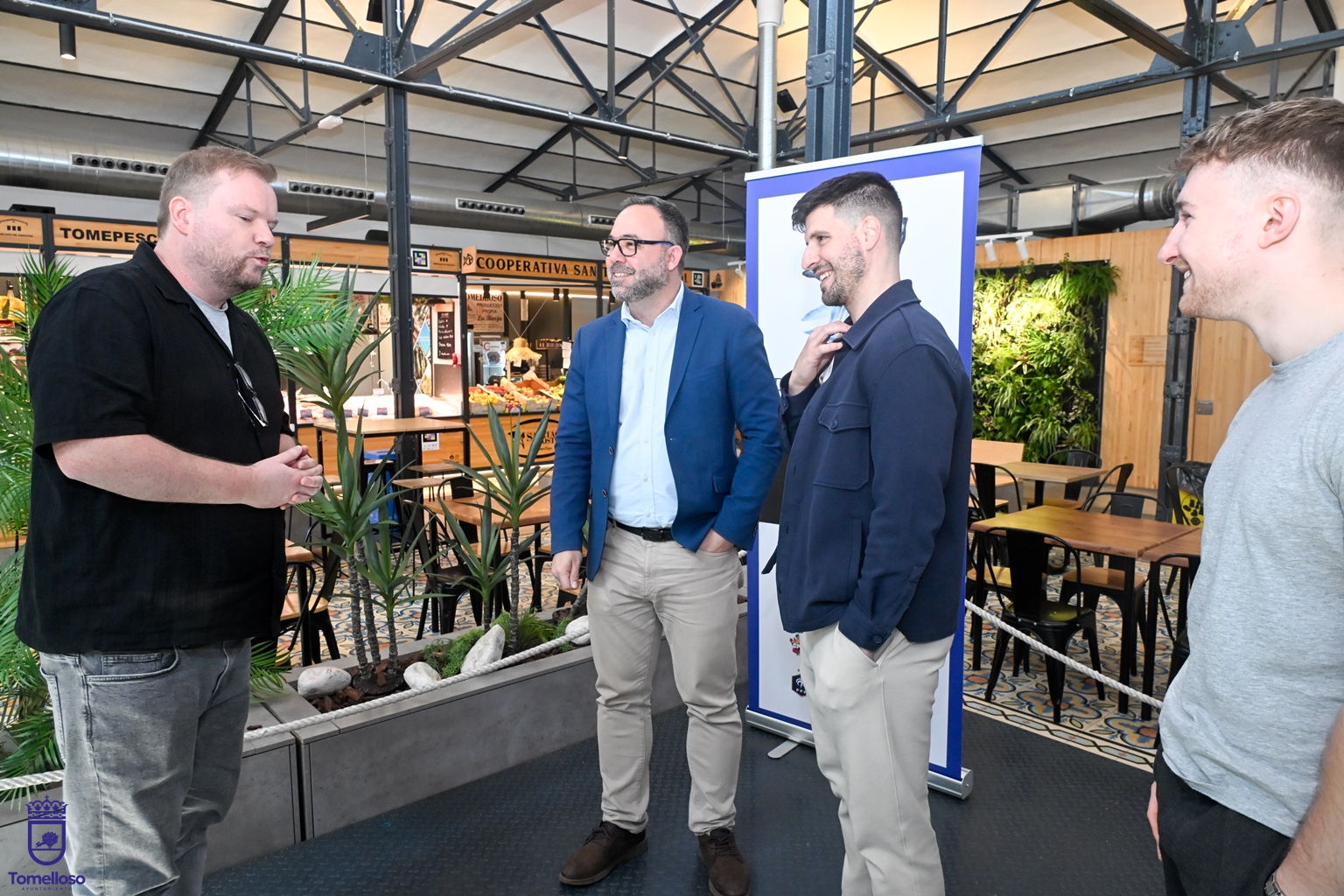 Javier Navarro, en el centro, con algunos de los representantes de esta empresa deportiva